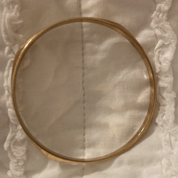 Shiny gold tone vintage bangle with angles on all sides. - Picture 2 of 4